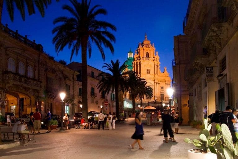 Modica in der Nacht